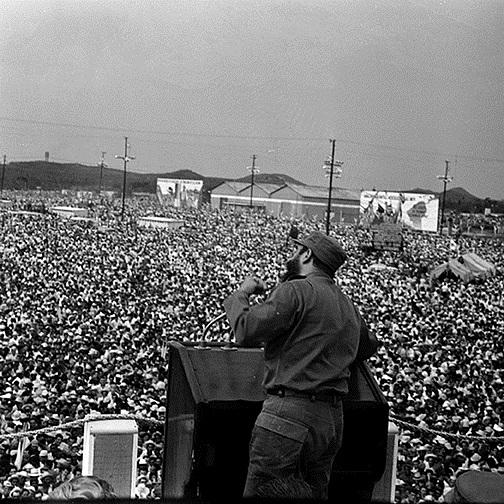 DiazCanelB's tweet photo. #Fidel: "Debemos prepararnos a cumplir nuestros deberes con los demás pueblos, sin lo cual nuestro concepto de la solidaridad humana quedaría enmarcado en la esfera minúscula de nuestras fronteras nacionales y de nuestros intereses nacionales". (18/06/1965) https://t.co/bMLj2aDqiJ