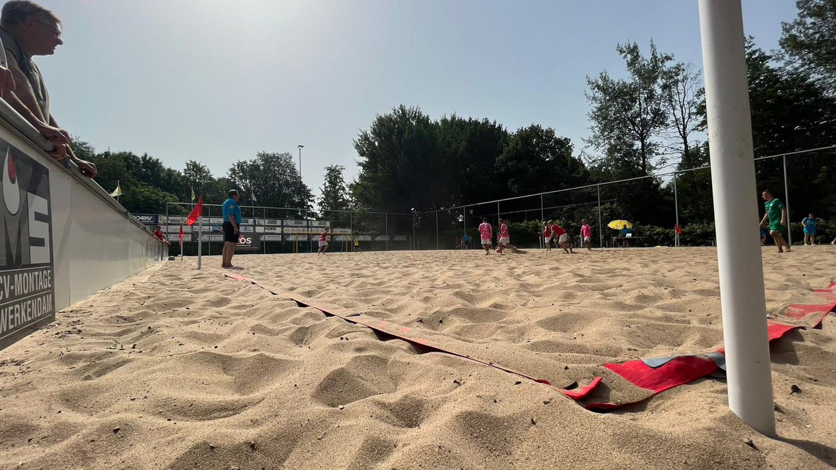 De Eredivisie Beach Soccer is vandaag gestart 🤩

Vandaag wordt er gespeeld op het prachtige Copakadijk, thuisbasis van Beachsoccer Altena. Prachtig weer, mooie faciliteiten en spelers en scheidsrechters die er ontzettend veel zin in hebben 😎

#beachsoccer #eredivisie #2022