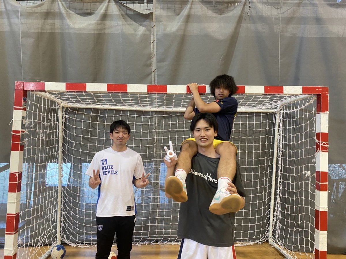 部員紹介です🤾‍♂️今日から4年生です！

比嘉俊理（左）
コザ高校出身
一言:頑張ります。

村上雄治（右上）
北陸高校出身
一言:パンチラ見て元気出して〜

塚田直央（右下）
熊本国府高校出身
一言:がんばります。