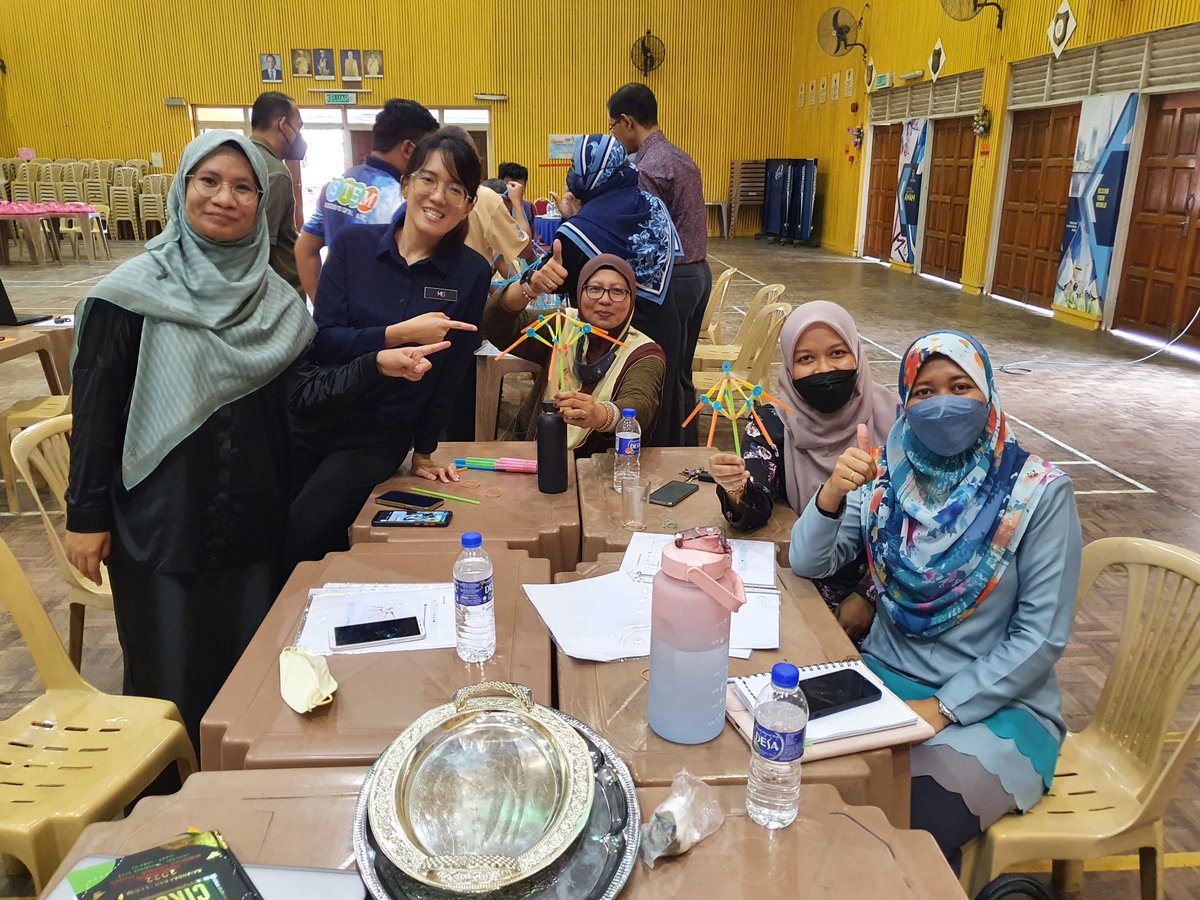 EverbestMedia's tweet photo. Teachers from SMT Tuanku Jaafar, Negeri Sembilan, Malaysia having fun  creating projects at the #everbest  @strawbees workshop today...

#stem #stemeducation #strawbees

@KemPendidikan @PaduEducation @erik_bergelin https://t.co/7GtVPbv2qv https://t.co/r2CrGT4PdV