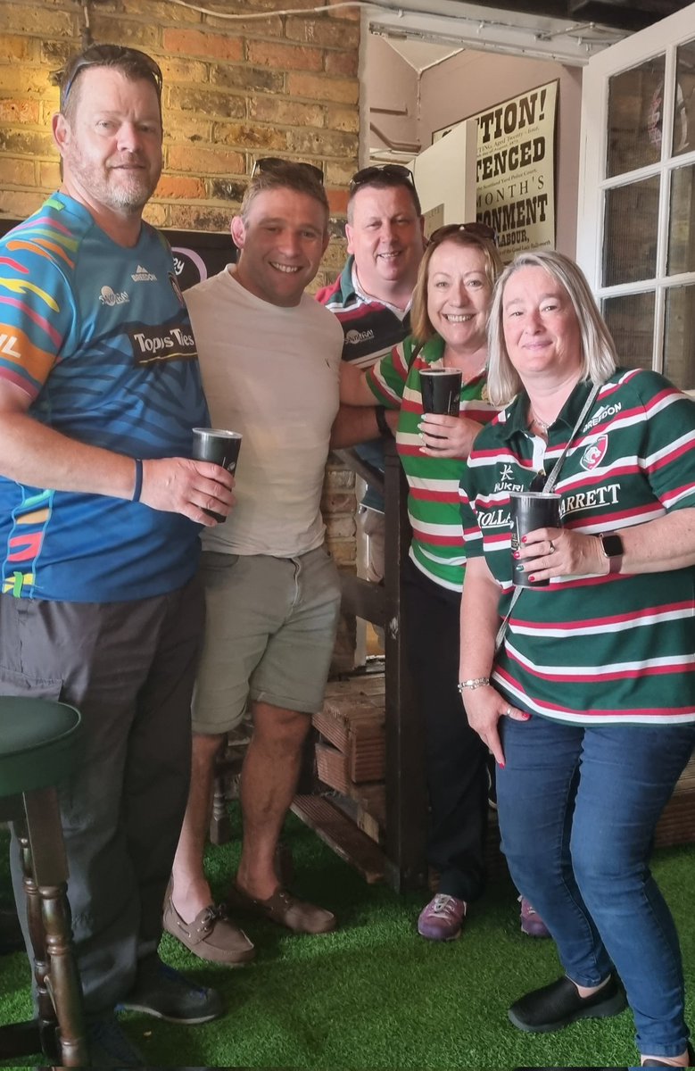 Met the legend that is <a href="/TomYoungs87/">Tom Youngs</a> today 🥰🐯🏉 photo taken by Somersaulting Maisie 😃 <a href="/LeicesterTigers/">Leicester Tigers</a> <a href="/TigersLeicester/">Tigers Fans</a> <a href="/Tigersultras/">OfficialTigersUltras</a> <a href="/FromLe2/">A View From LE2 / Elliott Butlin</a> #comeonTigers #PremiershipFinal🏆 #Twickers