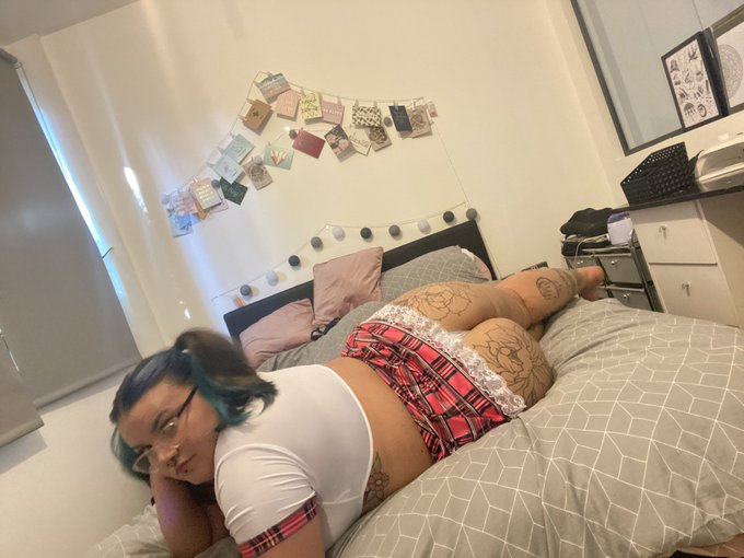 Booty looking good enough to eat 🧁 DONT FORGET MY ONLYFANS IS ONLY 4.80$ https://t.co/gLSNTf1LeV