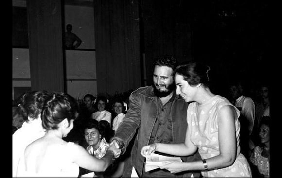 #Fidel: "El ejemplo de Vilma es hoy más necesario que nunca. Consagró toda su vida a luchar por la mujer cuando en #Cuba la mayoría de ellas era discriminada como ser humano al igual que en el resto del mundo, con honrosas excepciones revolucionarias.”
#VilmaPorSiempre