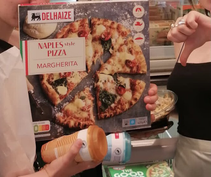 Als echte kenners kunnen we concluderen dat deze Napolitaanse pizza uit de Delhaize, niet geslaagd is🍕 #ODG2022Napoli <a href="/ArteveldeJOU/">Journalistiek Arteveldehogeschool</a>