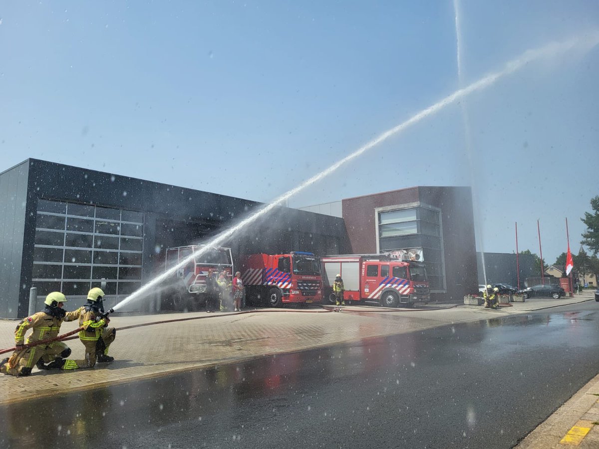 Ook kazerne Tubbergen van ⁦<a href="/BrandweerTwente/">Brandweer Twente</a>⁩ doet mee aan de nationale herdenking in aanwezigheid van de burgemeester. Goed om stil te staan bij onze collega’s en de gevaren van ons werk.