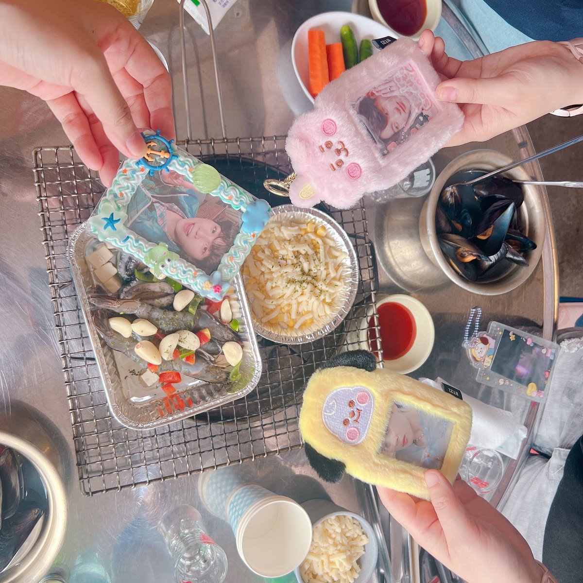 army_only_bts_'s tweet photo. 아미 모임 in 부산 💜 
태종대 조개구이 너무 마이쪄 🤭

@yuny_yuny_yuny 
@suru_0116 

#YetToCome  
#BTS_RunBTS 
#BTS_ForYouth 
@BTS_twt https://t.co/P6Q6bAdgyB