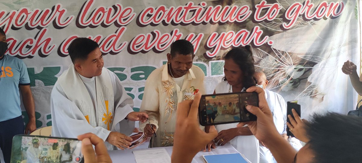 davao_pcadg's tweet photo. Isinagawa ng mga tauhan ng Revitalized-Pulis sa Barangay Cluster 13 ang Kasalang Barangay at binyag para sa mga katutubo ng Ata Manobo Tribe sa Sitio Sandunan, Brgy. Tamugan, Marilog District, Davao City, June 17, 2022.

#PNPKakampiMo
#WeServeAndProtect https://t.co/fmYdCj4QpX
