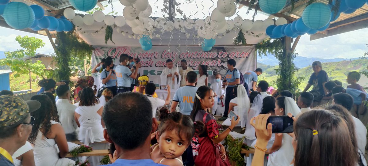 davao_pcadg's tweet photo. Isinagawa ng mga tauhan ng Revitalized-Pulis sa Barangay Cluster 13 ang Kasalang Barangay at binyag para sa mga katutubo ng Ata Manobo Tribe sa Sitio Sandunan, Brgy. Tamugan, Marilog District, Davao City, June 17, 2022.

#PNPKakampiMo
#WeServeAndProtect https://t.co/fmYdCj4QpX