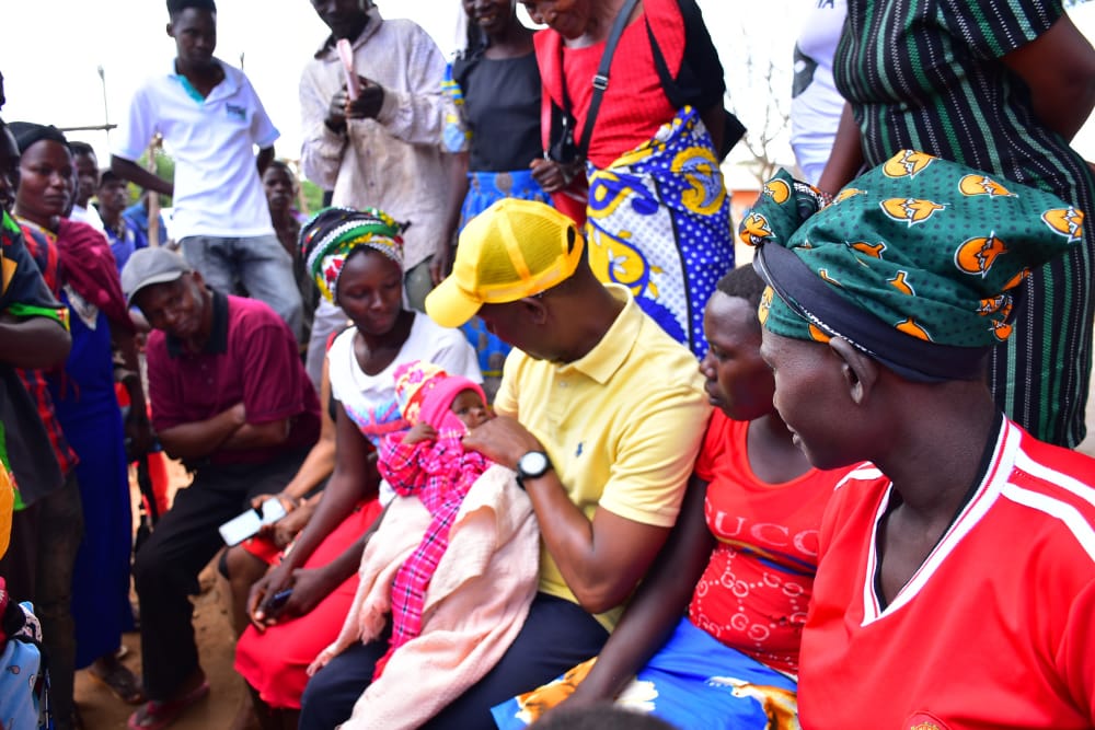 Down to earth leader.. @jmueke yesterday as he interacted with residents form nzambani and inyuu market in Kitui East.. Mutongoi ula uvikiika #Nisaasyakwaka