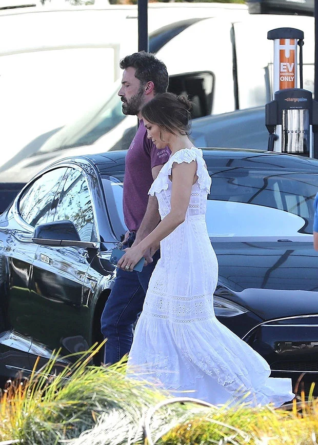 #JenniferLopez &amp; #BenAffleck Hold Hands On The Set Of His New Nike Project.