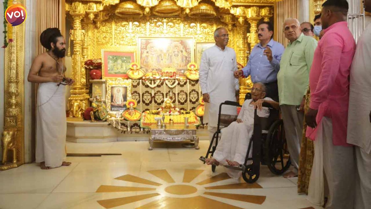 vibesofindia_'s tweet photo. PM Narendra Modi's Mother Hiraba performing aarti of Lord Jagannath on her 100th Birthday with family members at Jagannath Temple, Jamalpur in Ahmedabad. 

Pictures by: @Hanifsindhi20 

#NarendraModi #Hiraba #Gujarat https://t.co/UmHm8ozVyw