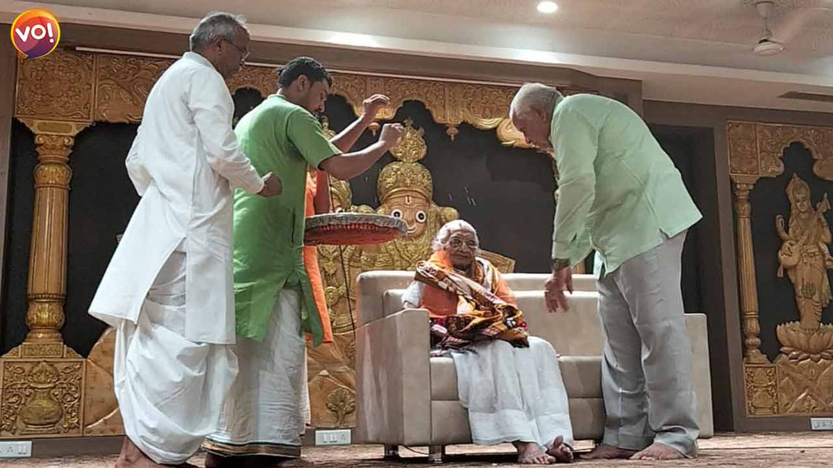vibesofindia_'s tweet photo. PM Narendra Modi's Mother Hiraba performing aarti of Lord Jagannath on her 100th Birthday with family members at Jagannath Temple, Jamalpur in Ahmedabad. 

Pictures by: @Hanifsindhi20 

#NarendraModi #Hiraba #Gujarat https://t.co/UmHm8ozVyw