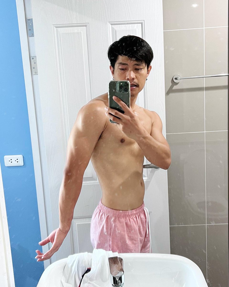 tarpatana's tweet photo. อธิบายความสดใสนี้หน่อยครับ 😝 https://t.co/BL5rv746zp