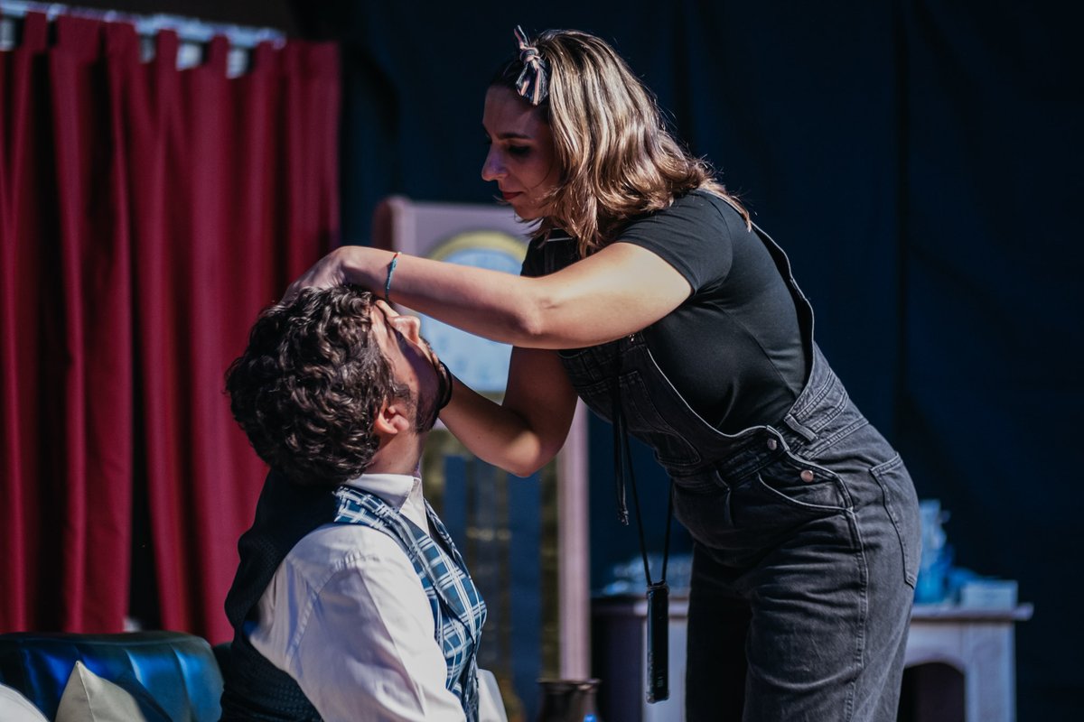 Nos conocimos en este mismo grupo de teatro hace 26 años.
Desde entonces hemos estrenado muchas obras, una boda y dos hijos.
El miércoles ella actuaba y yo dirigía. Pequeño tuit de apreciación de la suerte que tengo con ella.