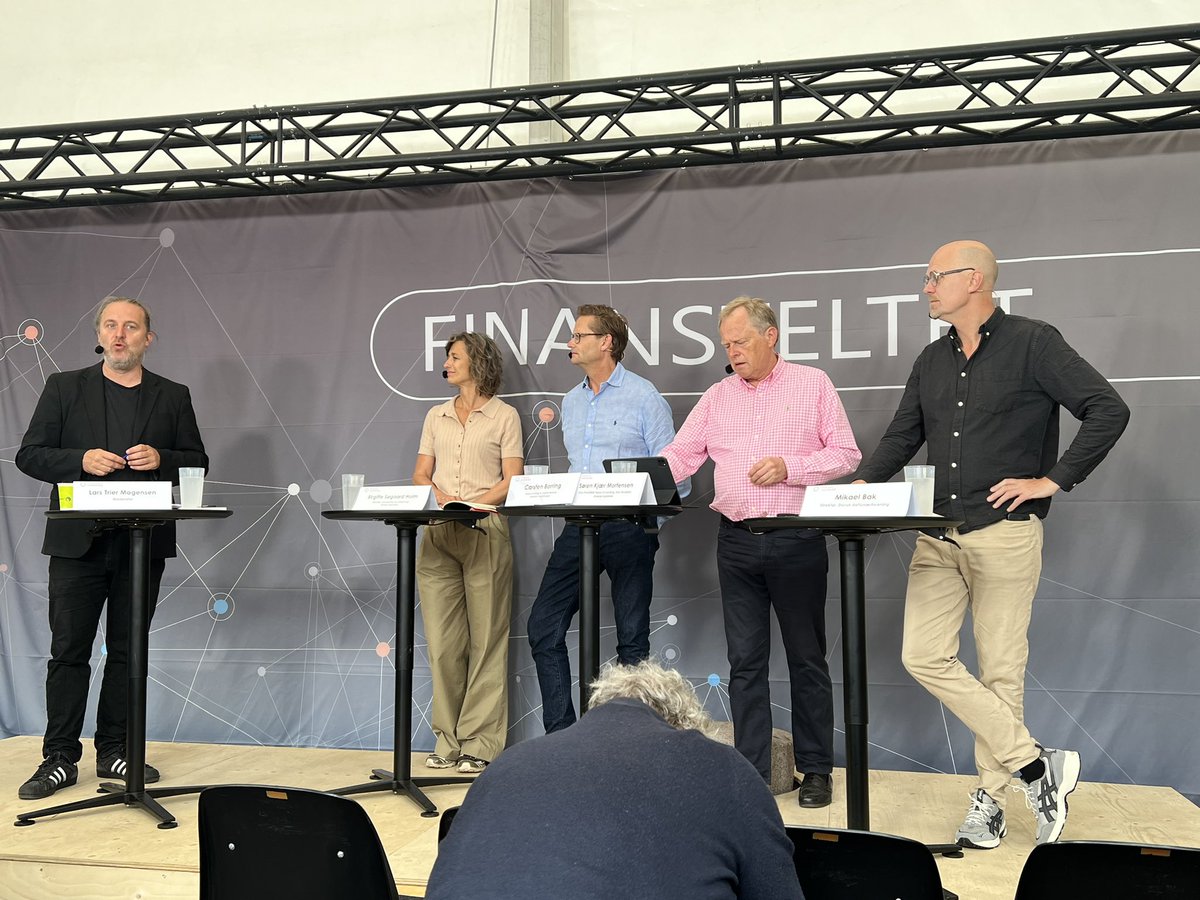 Vi begynder lørdagen på #fmdk med debat om grønne investeringer i #finansteltet i en tid med brydninger, hvor en grøn bølge støder sammen med  uro og store udsving på aktiemarkederne #dkfinans <a href="/soegaardholm/">Birgitte Søgaard Holm</a> <a href="/triermogensen/">Lars Trier Mogensen</a> <a href="/MikaelBak_DAF/">Mikael Bak</a>