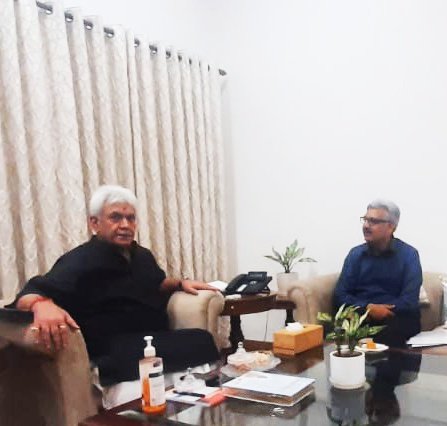 nhpcltd's tweet photo. Sh. A.K. Singh, CMD, NHPC met Sh. Manoj Sinha, Hon'ble LG of UT of J&amp;K at New Delhi on 18.6.22. During the meeting CMD, NHPC appraised him about status of ongoing projects in J&amp;K. Hon'ble LG assured his full support to #NHPC. #Hydropower @raghurajmr @MinOfPower @power_pib @diprjk https://t.co/j5YSfq3vtw
