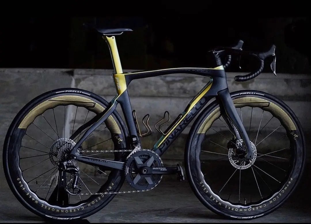 VeloPerso's tweet photo. On continue avec Pinarello, ce pédalier Aldhu en direct mount, qui réduit le poids grâce à des plateaux et étoile intégrés.
Les Pinarello se montent avec des boitiers de pédaliers ITA30, en vente sur notre site
https://t.co/KEuyzjH5kE
#pinarello #aldhu #shimano #ospw #rotorbike https://t.co/ICOIi08yfc