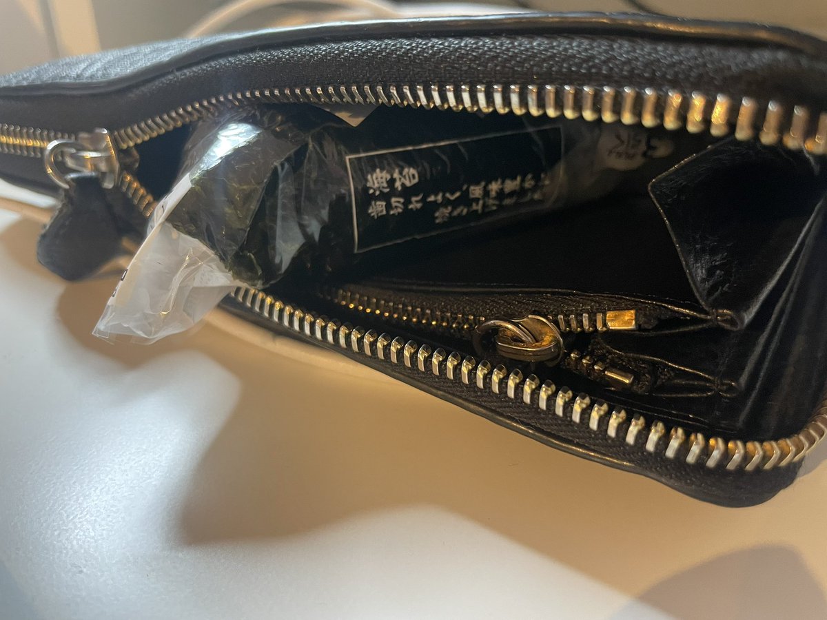 koichiro11111's tweet photo. 秘書が、お昼に余ったおにぎりを財布に入れてくれてて会議前の空腹凌げました。
発想と気遣いに能力の高さが出てる。 https://t.co/E6m3UQQTWj