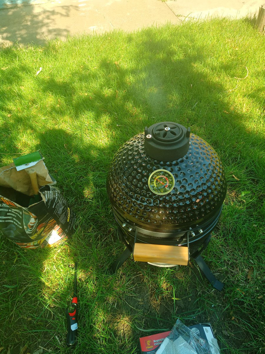 mezeiprogramozo's tweet image. Egy impulzív vásárlás eredménye 🙂 csirkecombok fognak lassan sülni három négy órán keresztül 😍