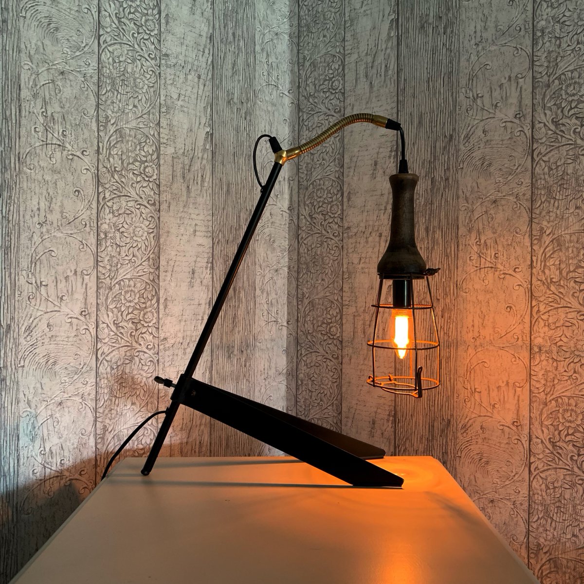 Ladybirdlane1's tweet image. Good morning 😎☀️
 This striking industrial style lamp is created using a 1930s inspection light. The perfect mancave lamp or gift for a car enthusiast.
LadybirdLaneDecor.com for UK customers 
LadybirdLaneDecor.Etsy.com for overseas 
 #UKGiftHour #UKGiftAM #MHHSBD #giftideas