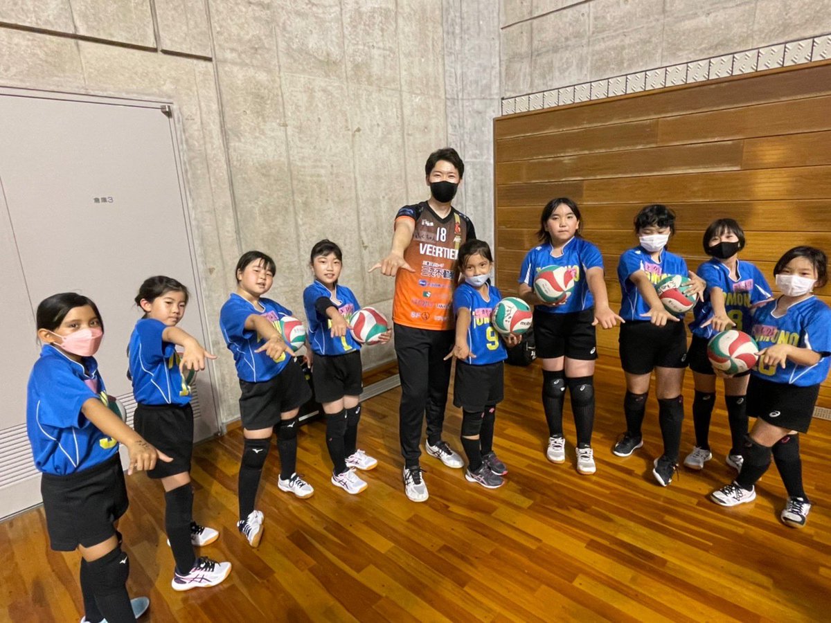 Veertien_VC's tweet photo. 【バレーボール教室in伊賀】
三重県バレーボール協会伊賀支部主催のバレーボール教室に参加してきました😊

久々のバレーボール教室で、子どもたちの笑顔に囲まれて嬉しかったです🦁

初の試みで、各チームに選手が監督としてつきました🔥

参加された皆さん、ありがとうございました‼️ https://t.co/o37gO2LDxb