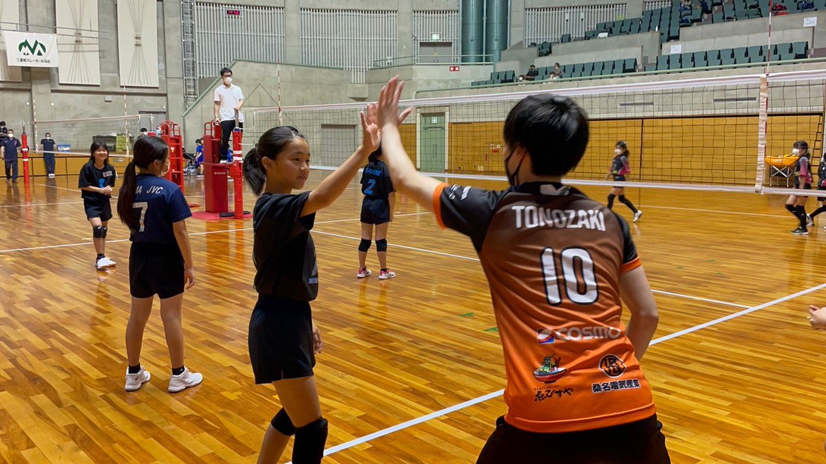 Veertien_VC's tweet photo. 【バレーボール教室in伊賀】
三重県バレーボール協会伊賀支部主催のバレーボール教室に参加してきました😊

久々のバレーボール教室で、子どもたちの笑顔に囲まれて嬉しかったです🦁

初の試みで、各チームに選手が監督としてつきました🔥

参加された皆さん、ありがとうございました‼️ https://t.co/o37gO2LDxb