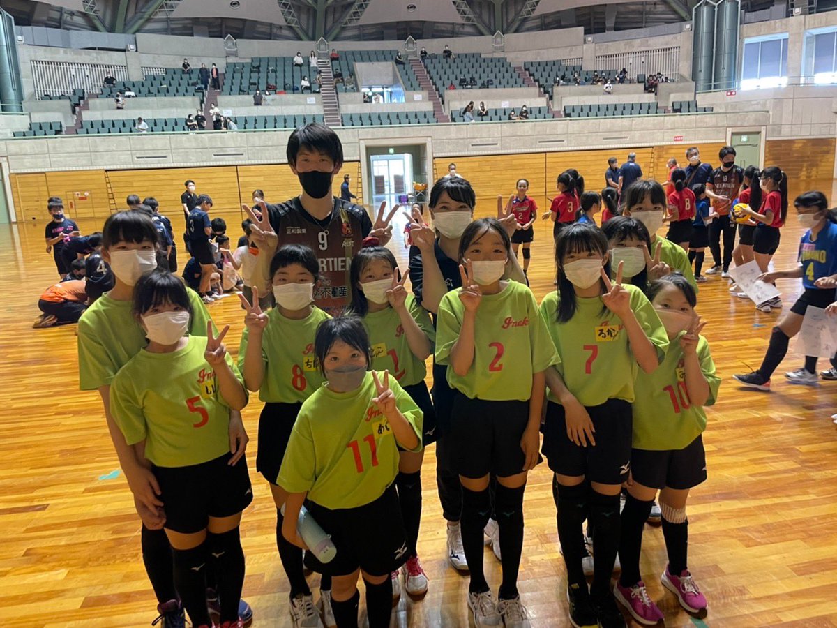 Veertien_VC's tweet photo. 【バレーボール教室in伊賀】
三重県バレーボール協会伊賀支部主催のバレーボール教室に参加してきました😊

久々のバレーボール教室で、子どもたちの笑顔に囲まれて嬉しかったです🦁

初の試みで、各チームに選手が監督としてつきました🔥

参加された皆さん、ありがとうございました‼️ https://t.co/o37gO2LDxb