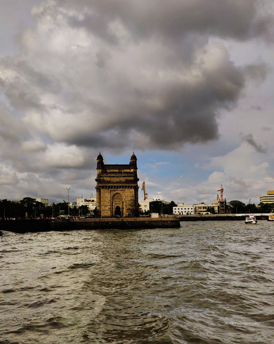 addymitra's tweet photo. Dark clouds gathering above Rough Waves dancing below 
The Gateway standing firm 
A firm and loyal observer of both the lands and the seas beyond - AMK
#amkfotography #gatewayofindia
#mumbai #mumbaidiaries #heritagestructures #mumbairains #mumbaimonsoon #darkclouds #roughwaves https://t.co/jU7uyaUlSM