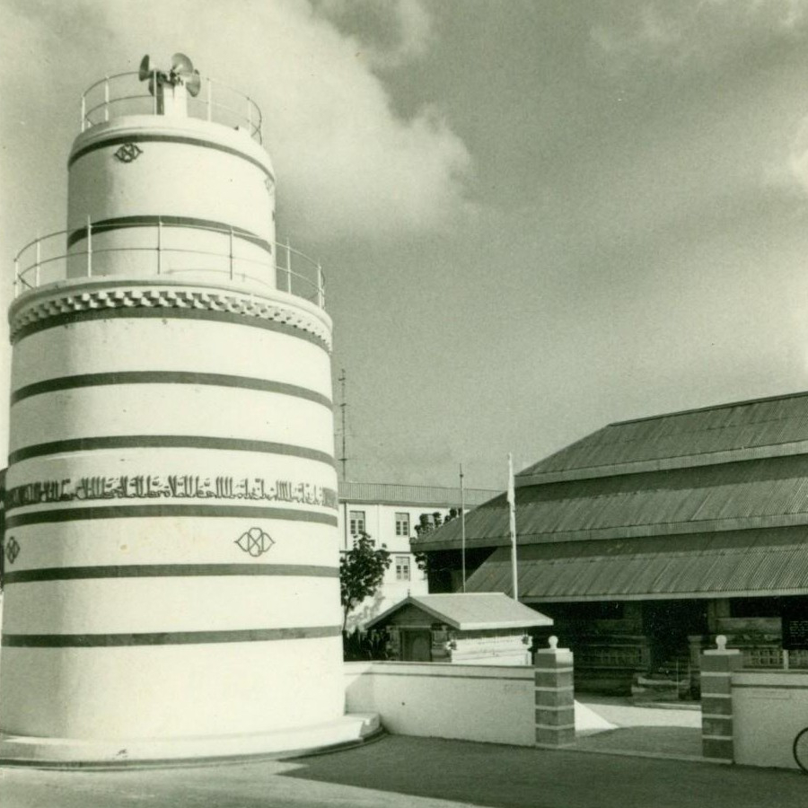 This monument was inspired from a Maldivian Minaret.
What do you think this is used for in the game?

#screenshotsaturday #madewithunity #indiedev #gamedev #blender3d