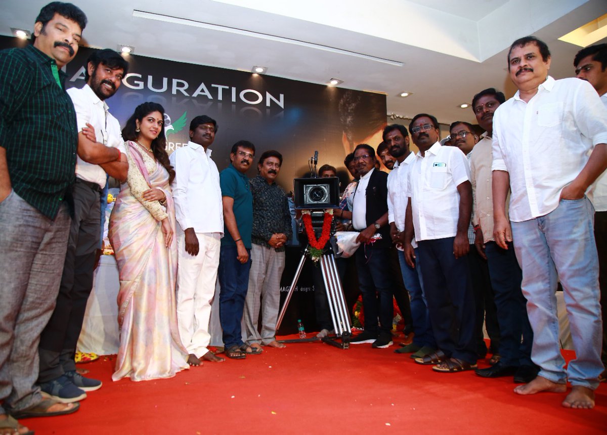 DsCinemas24x7's tweet photo. #RedGreenProductions ProdNo1 dir by #Saayam fame @directorantonysamy titled #KOORAIVU *ing @natty_nataraj @goldensubi @manobalam @directorbose #Ilavarasu started wit Pooja,1st shot dir by @offBharathiraja 

@dop_christopher @s09885759 @mmscutz
#Padmanaban #Yugabharathi @onlynikil https://t.co/cL5Wew5bKt