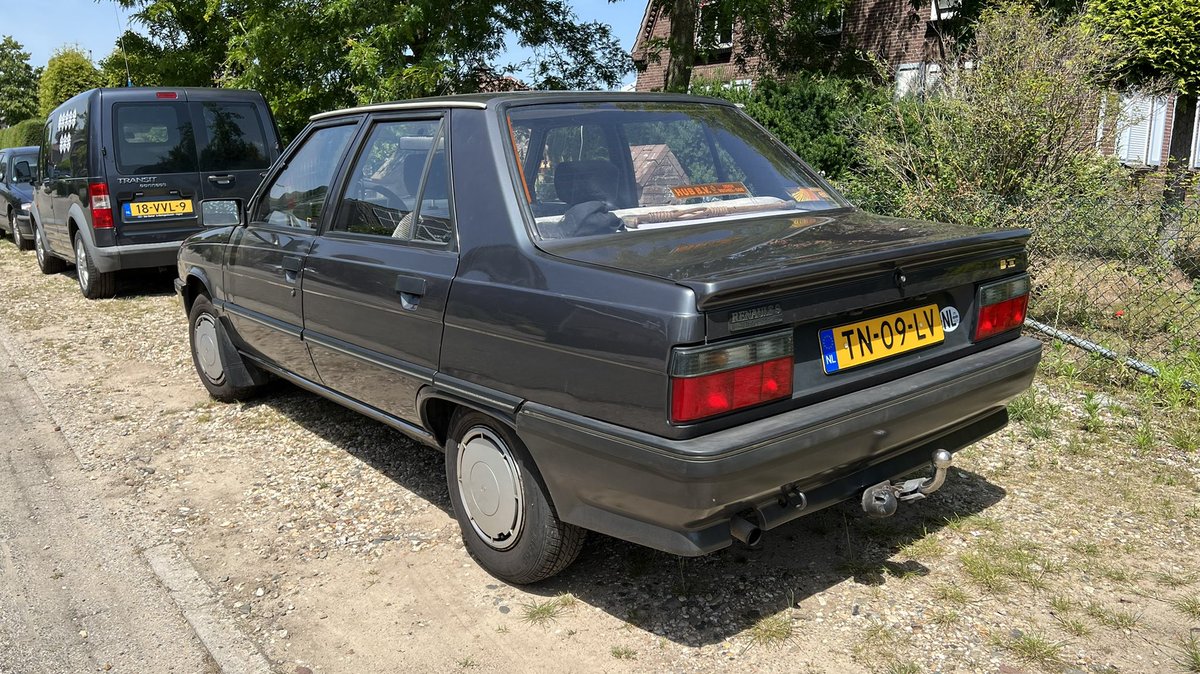 Autospot van de dag (van gisteren), een in opvallend goede staat verkerende Renault 9 automaat.
#renault9 #metwandelstokopdehoedenplank #helaasgeentoiletrol