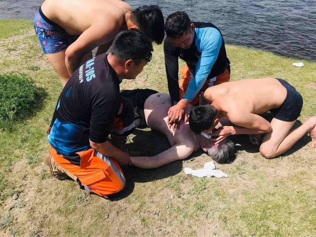 10'мин үзэж,таржыж амийг нь аварлаа манай #ОБЕГазрын аврагч залуус! 👏👏👏👏 

Гол уснаас болгоомжил ‼️