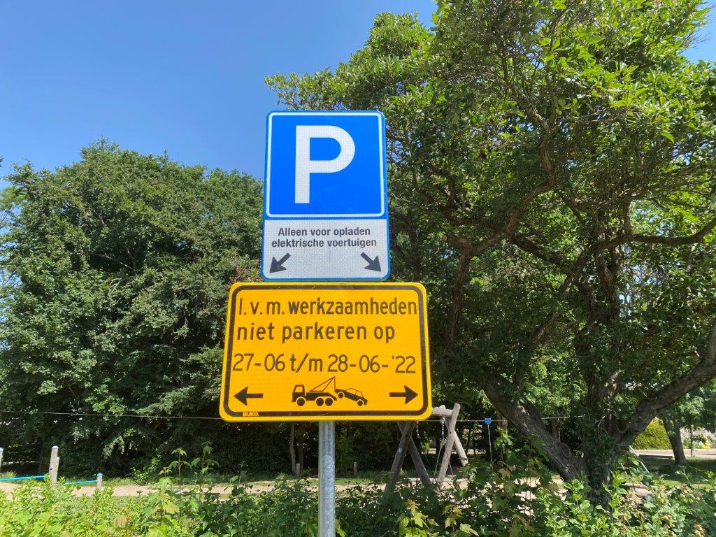 blijmetbaarn's tweet photo. De makers van het Bordenbos in Baarn hebben absoluut gevoel voor humor! #BlijmetBaarn https://t.co/N6YtiZjKdn