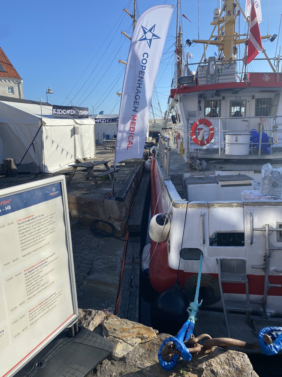 cphmed's tweet photo. Danmarks største rekrutteringsopgave? 8.500 kolleger på ganske få dage i en pandemi. Det er nødt til at være smart og digitalt, og den samtale tager vi med Københavns Erhvervshus på båden ved H5 lørdag klokken 11.30. #fmdk https://t.co/fvMUvJImsY https://t.co/IoE0sqK8aH