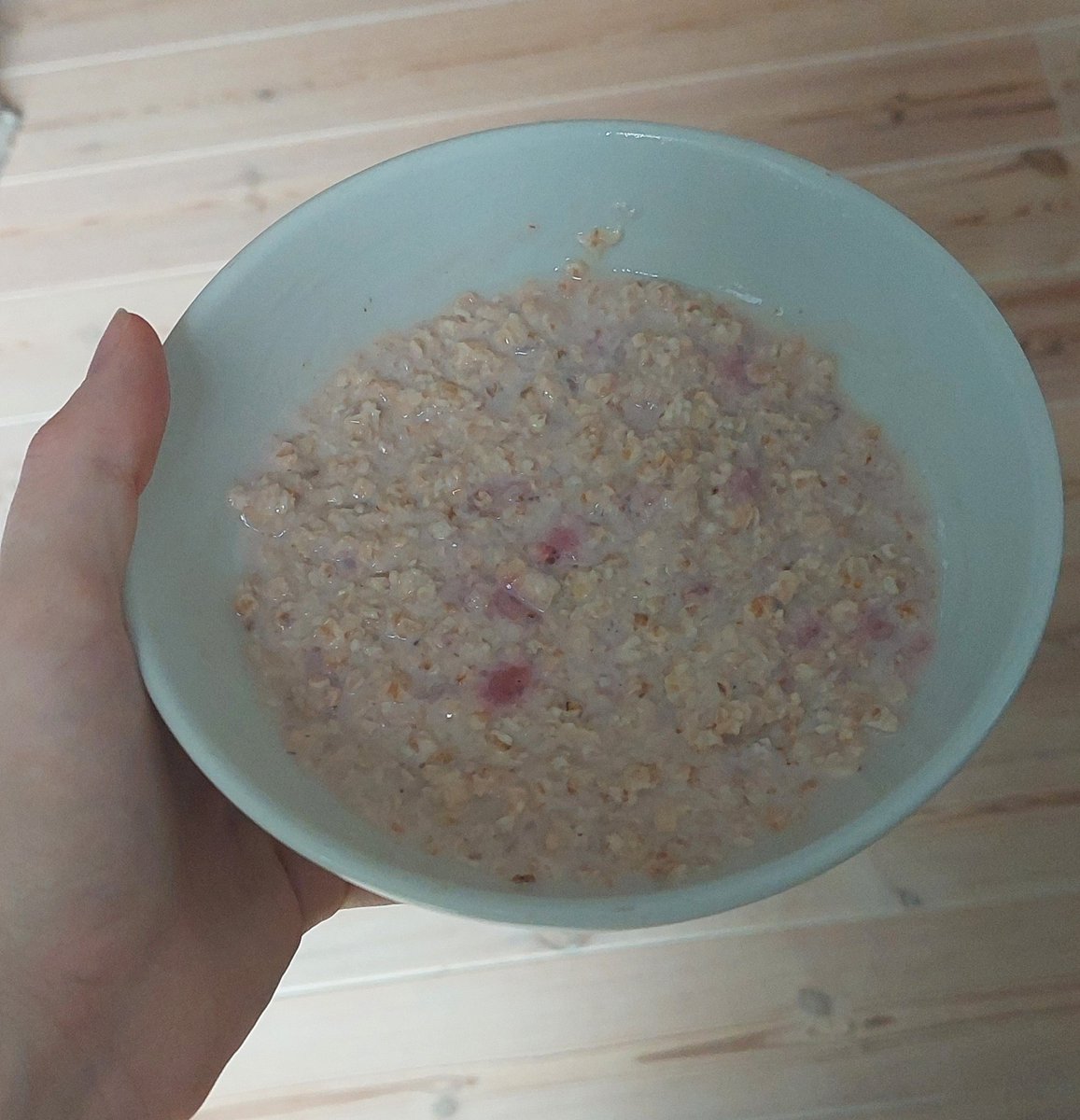 strawberry overnight oats my beloved 🫶