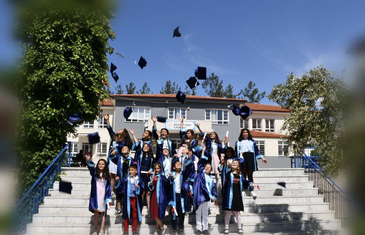 Okulumuzdan mezun olan 4. Sınıf öğrencilerine eğitim öğretim hayatlarında başarılar dileriz. Her zaman sizlerin yanında olacağız. Yolunuz açık olsun çocuklar.
<a href="/kalemem20/">Kale İlçe Milli Eğitim Müdürlüğü</a> 
<a href="/KaleKitapOkuyor/">KalekitapOKUyorzinciri</a>