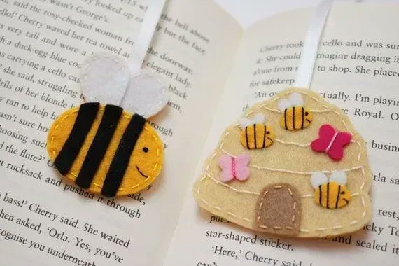CosyCottage_'s tweet photo. Our hand-sewn bookmarks come in a variety of styles and make great little gifts 💛 https://t.co/ua4vteYGWQ #UKGiftHour #UKGiftAM #QueenOf https://t.co/GquzYXxvkj