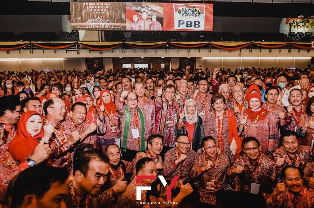 Bersama Yang Dipertua PBB, YAB Premier Datuk Patinggi Tan Sri Abang Johari Tun Openg, para perwakilan &amp; pemerhati di Perhimpunan Agung Ke-15 Parti Pesaka Bumiputera Bersatu (PBB) di BCCK

#PerhimpunanAgungKe15PBB