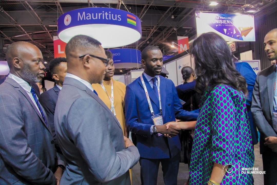 DarioCongo's tweet photo. A un moment, les étoiles vont tellement briller qu’on va nous appeler la Voie lactée. Un autre jeune congolais de #Goma nous représente à Paris. Un génie dans le numérique . Fierté congolaise @syllasbryant #VivaTech2022 @ShuleSystem https://t.co/PtdjIqJaFO
