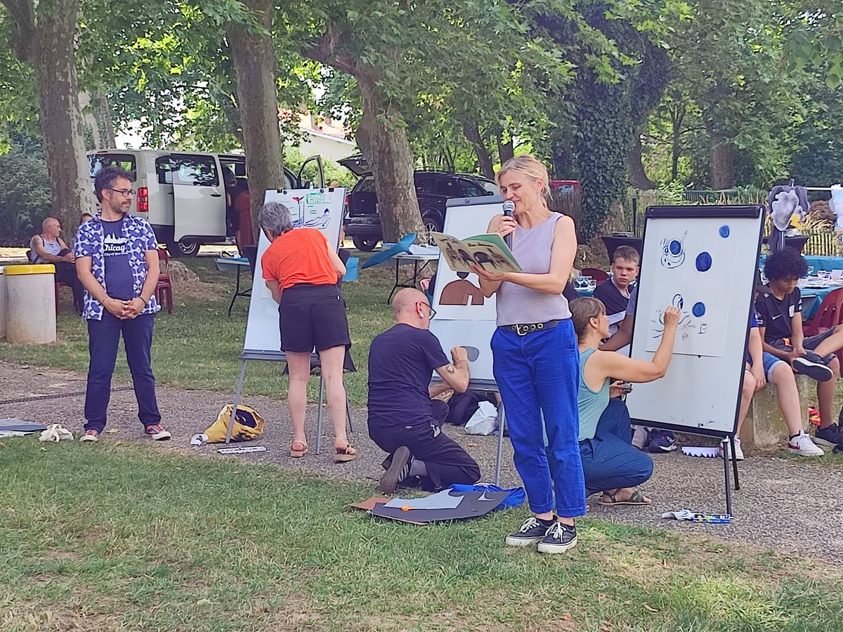 PMontsetPMots's tweet photo. Surprise des auteurs sous les arbres, lecture illustrée et bilingue, merci Zaara ! https://t.co/9ZP1j4lhKx