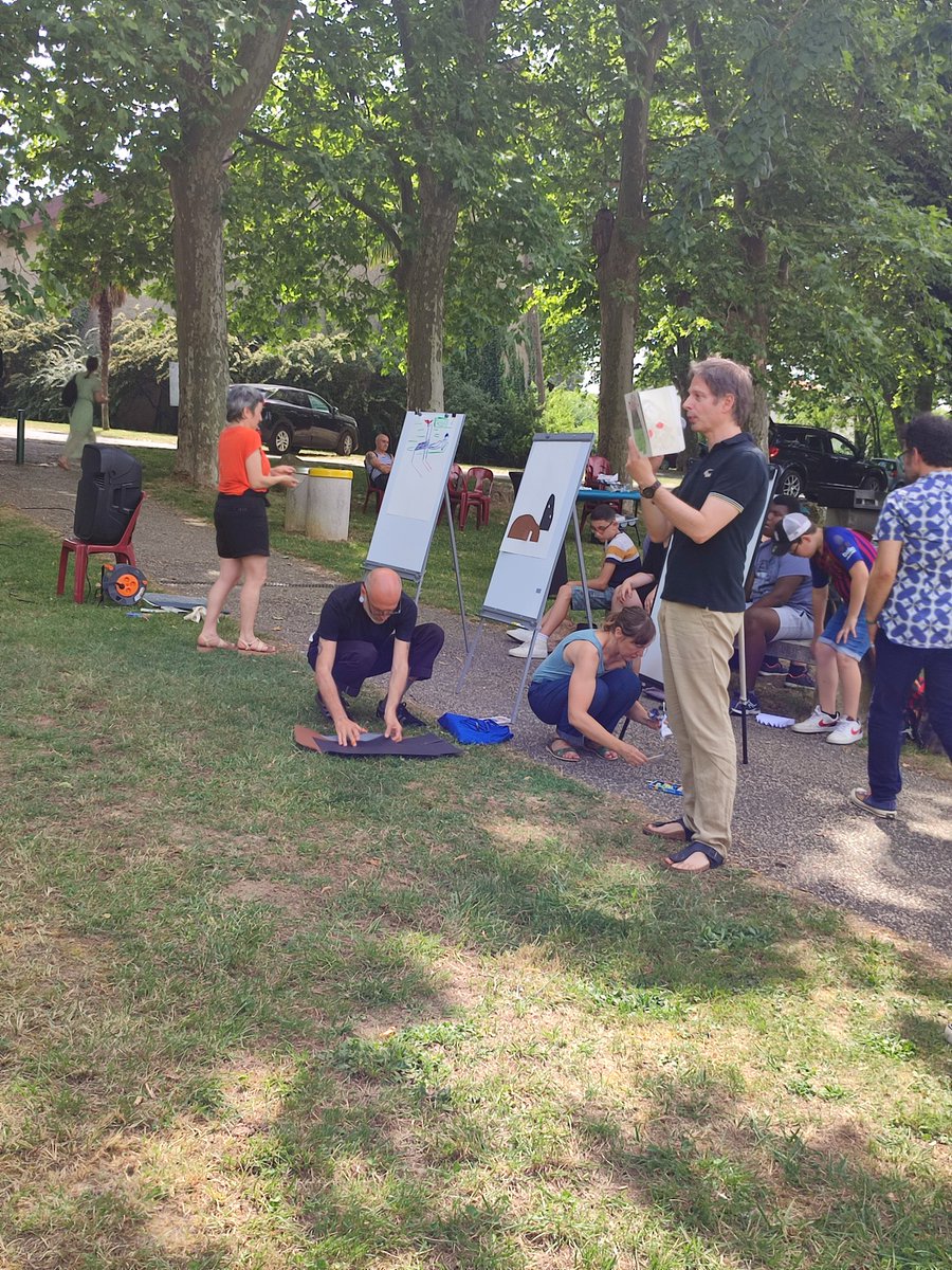 Surprise des auteurs sous les arbres, lecture illustrée et bilingue, merci Zaara !