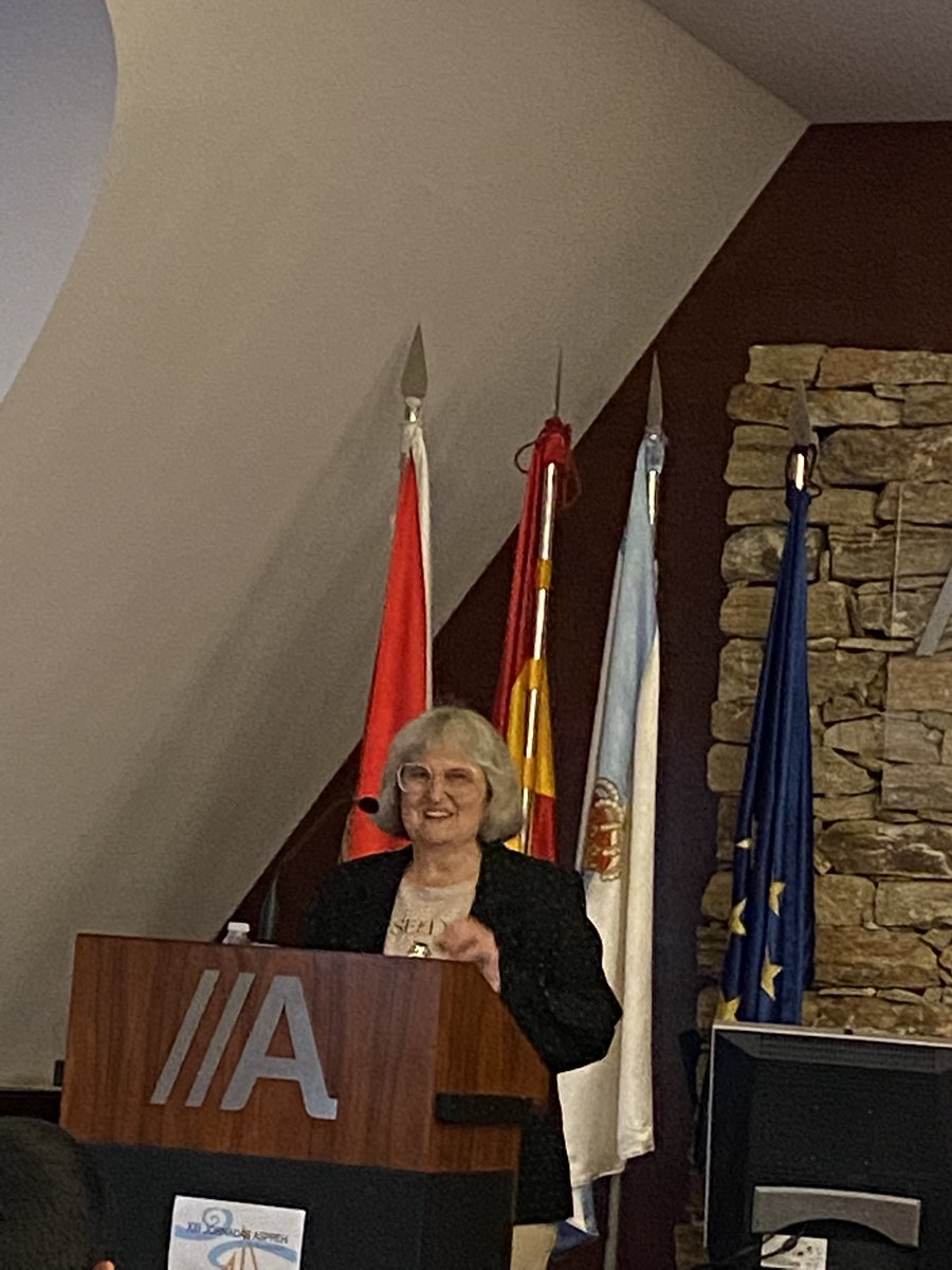 Conferencia inaugural de las #XIIIJornadasASPREH “#TerapiaVisual: el chaleco salvavidas de la #BajaVisión”, a cargo de Isabel Martínez Corria, optometrista en #ÓpticaArán y en el Hospital de Vielha #DiscapacidadVisual