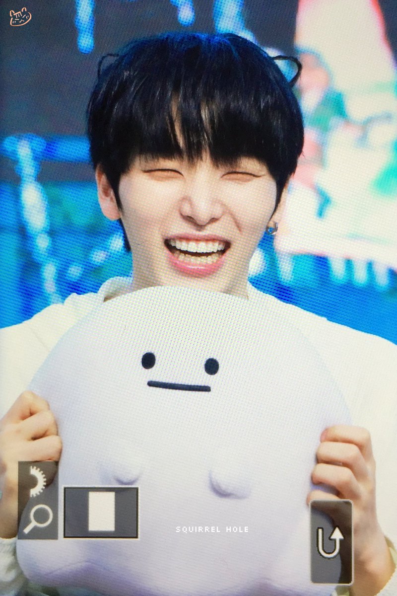 SquirrelHole67's tweet photo. 220618 메이크스타 팬싸 프리뷰
😐❤️

#서호 #SEOHO #원어스 #ONEUS https://t.co/2thEb3ihET