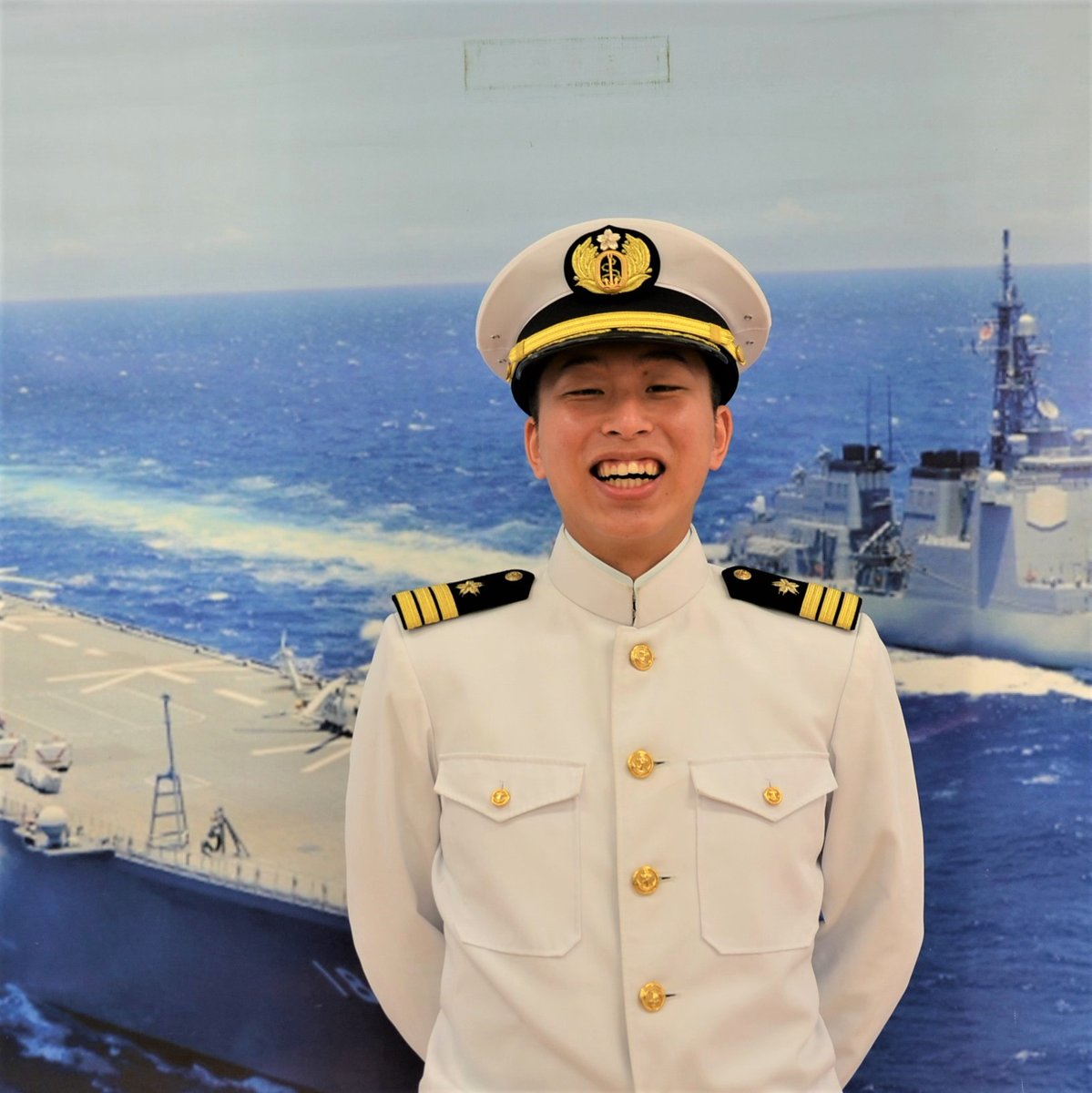 🎶津名校文化祭にて①🎶 空自パイロットの友藤曹長が、海自の制服に
