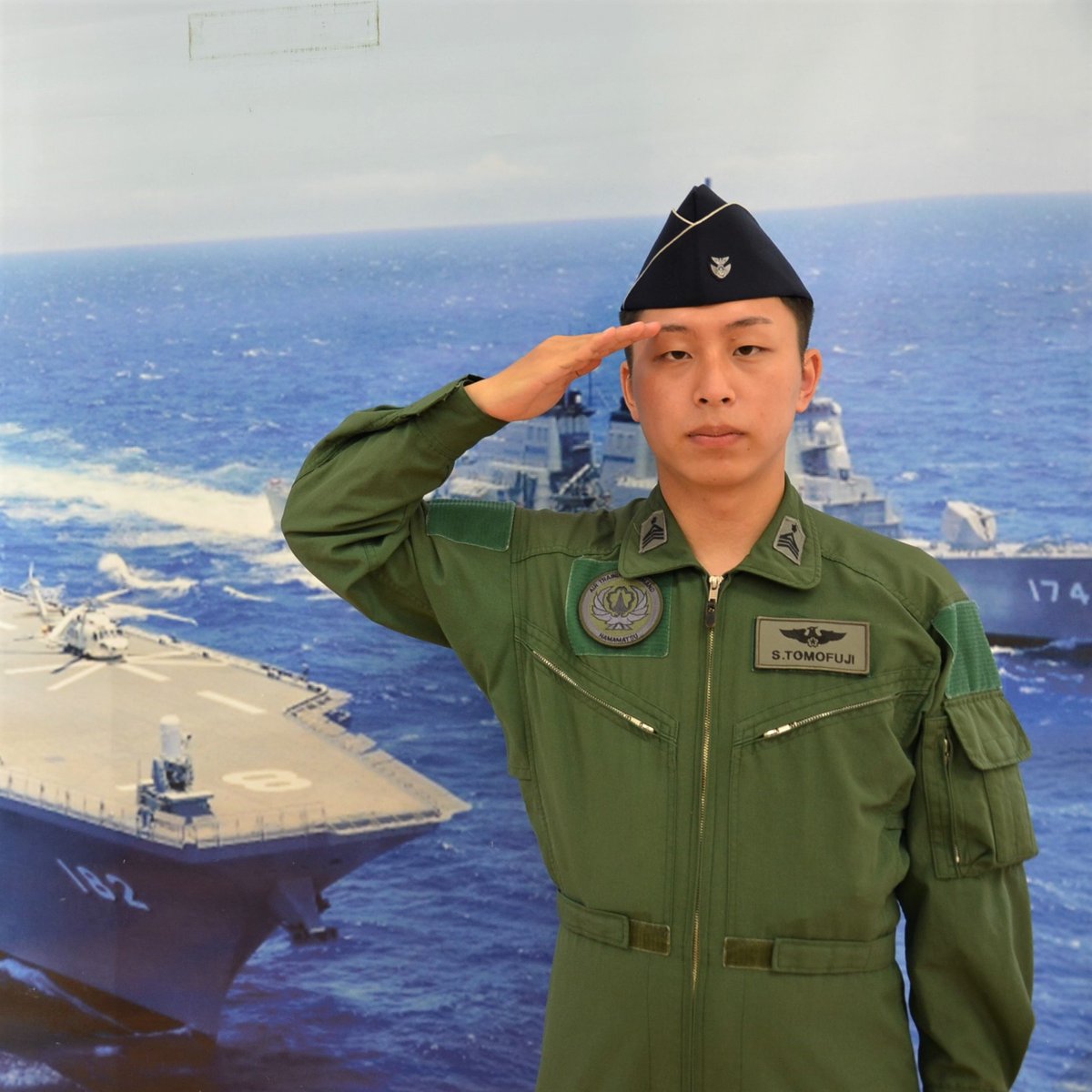 🎶津名校文化祭にて①🎶 空自パイロットの友藤曹長が、海自の制服に