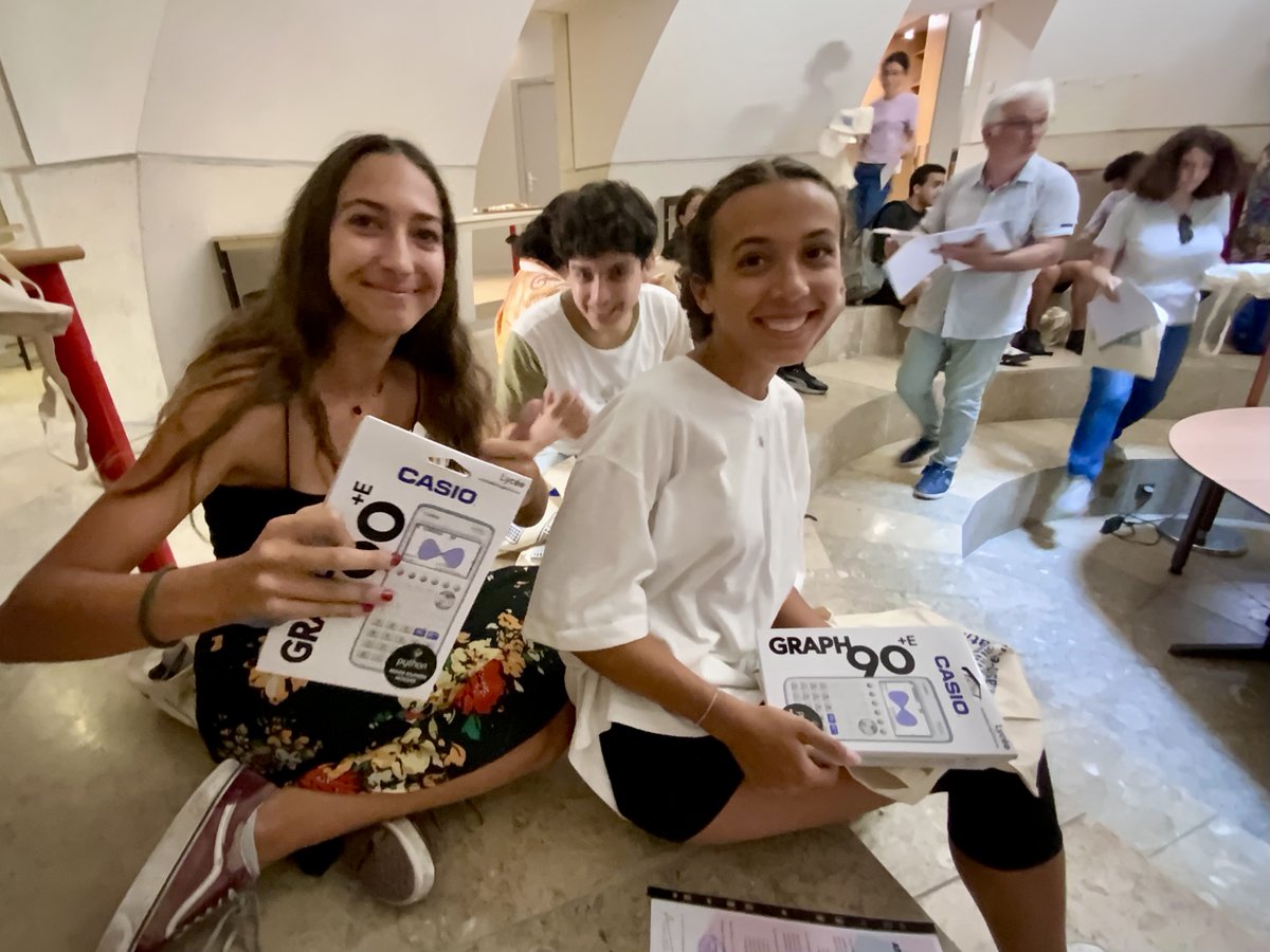 Mathemarium's tweet image. #MathC2+ #Nice06 Fin de stage hier après-midi : gouté, remise des attestions et cadeaux 🎉. Les élèves ont particulièrement appréciés les calculatrices  🧮 offertes à chacun.e d&apos;eux/elles par @CasioFrance, et les livres 📚spécialités ISN  par @Ellipses_Off