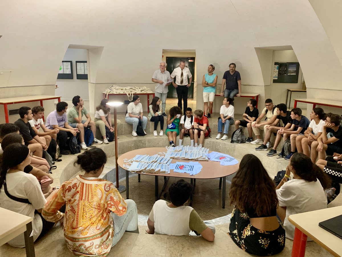 Mathemarium's tweet image. #MathC2+ #Nice06 Fin de stage hier après-midi : gouté, remise des attestions et cadeaux 🎉. Les élèves ont particulièrement appréciés les calculatrices  🧮 offertes à chacun.e d&apos;eux/elles par @CasioFrance, et les livres 📚spécialités ISN  par @Ellipses_Off