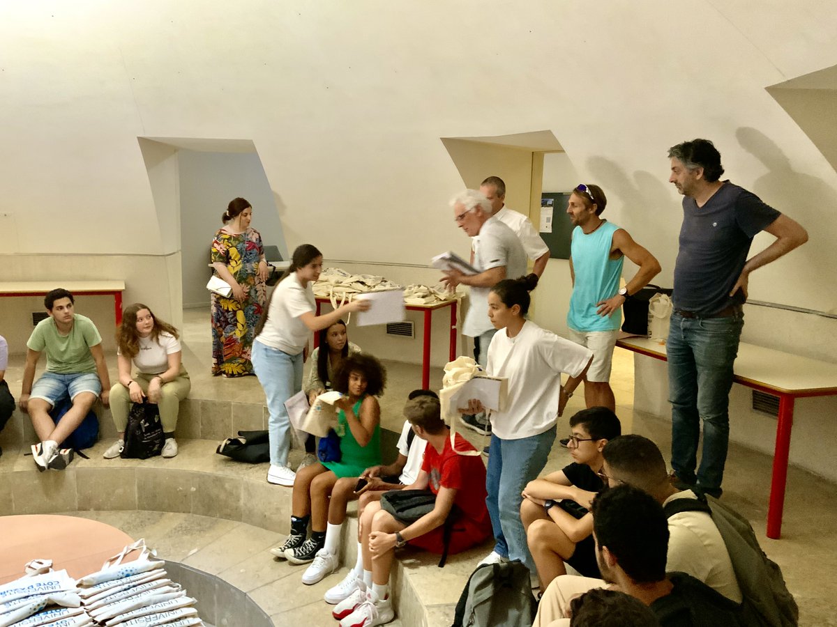 Mathemarium's tweet image. #MathC2+ #Nice06 Fin de stage hier après-midi : gouté, remise des attestions et cadeaux 🎉. Les élèves ont particulièrement appréciés les calculatrices  🧮 offertes à chacun.e d&apos;eux/elles par @CasioFrance, et les livres 📚spécialités ISN  par @Ellipses_Off