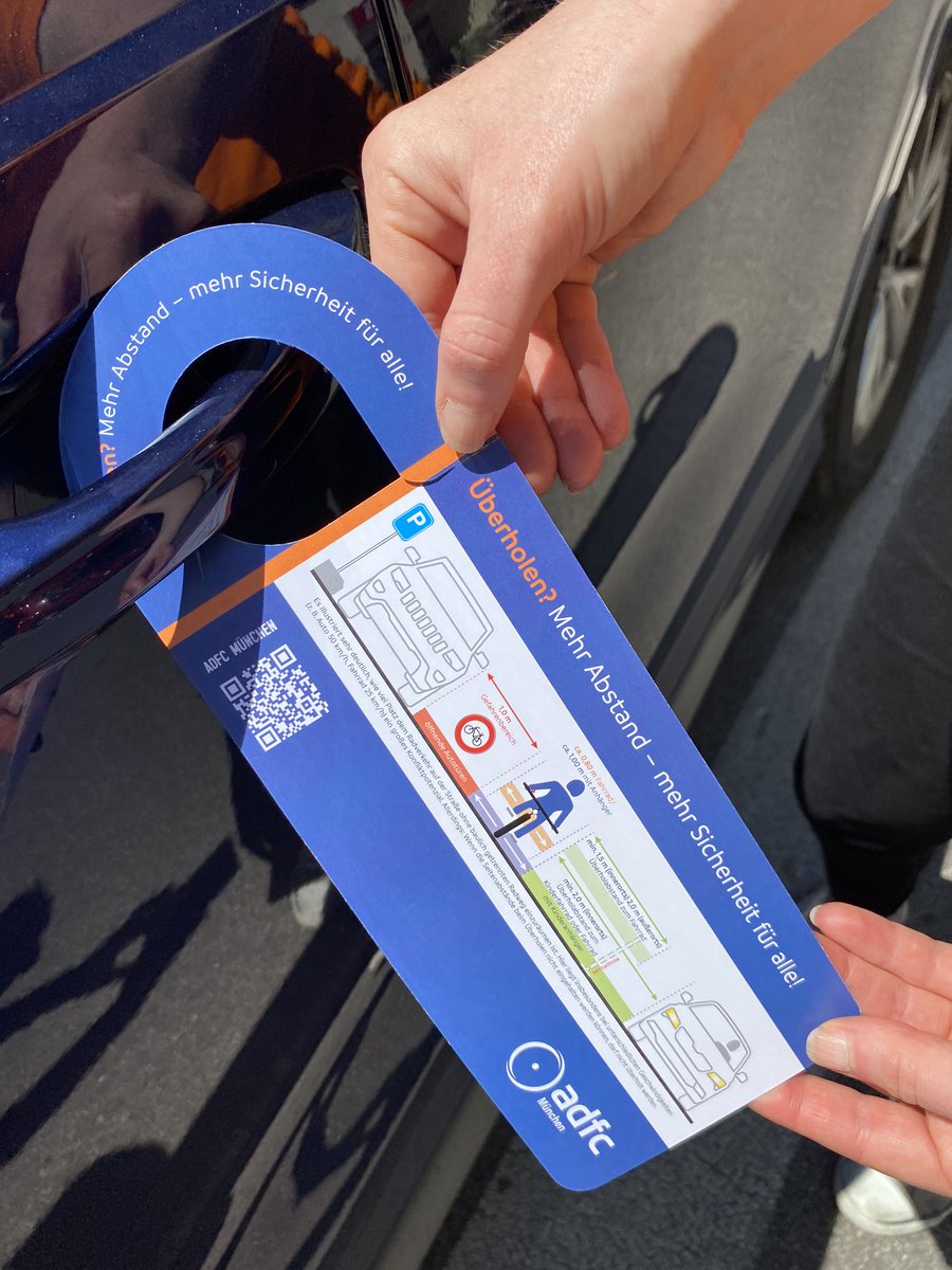 Zum #TagDerVerkehrssicherheit verteilen wir in engen Straßen, in denen das Überholen rein rechtlich nicht möglich ist (aber natürlich trotzdem ständig passiert) Türanhänger mit den #Abstandsregeln. #VisionZero