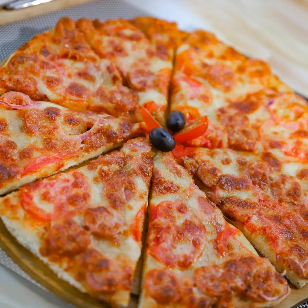 romeosdelights's tweet image. Make this Saturday exciting for you &amp;amp; Bae😉 Enjoy freshly made pizza by your side. 
👉🏽Buy One Get One Free..🍕 🍕 

#pizzalovers | #pizztime | #buy1get1 | #Visitus | #pizzasato | #Order | #Glovo #RomeosRestaurant | #wedeliver #Romoeosjoydelivered